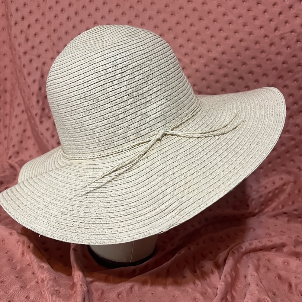 WOMEN’S BEAUTIFUL FLOPPY SUN HAT FROM XIIX. NEW